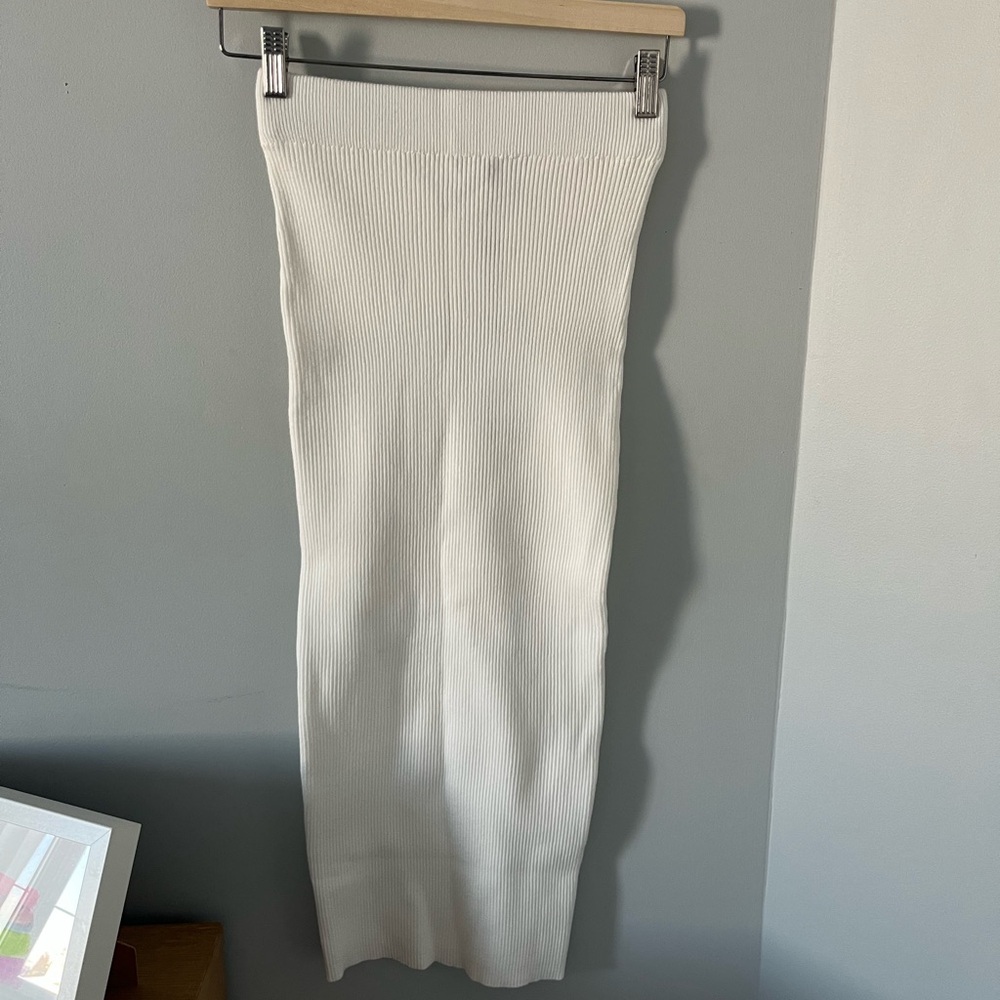 Elegant White Ribbed Pencil Skirt